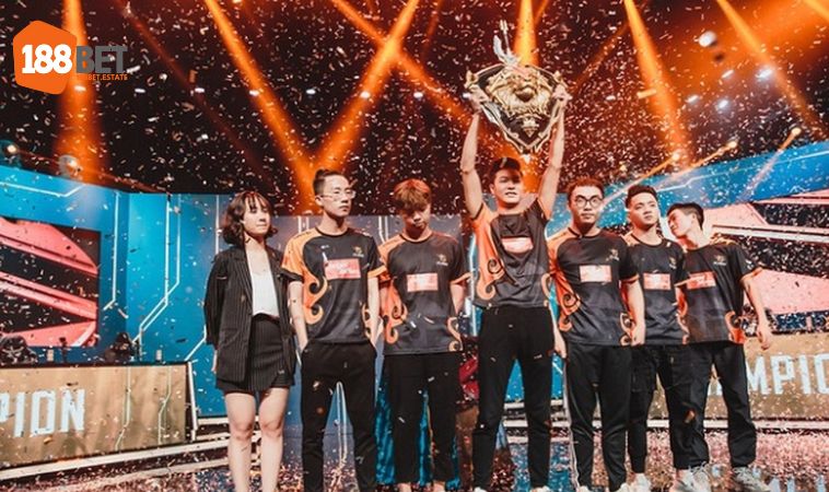 Hằng Đàm - Nữ HLV đầu tiên của làng eSports